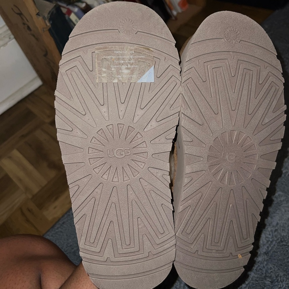 Ugg Slipper ( AUTHENTIC) BRAND NEW